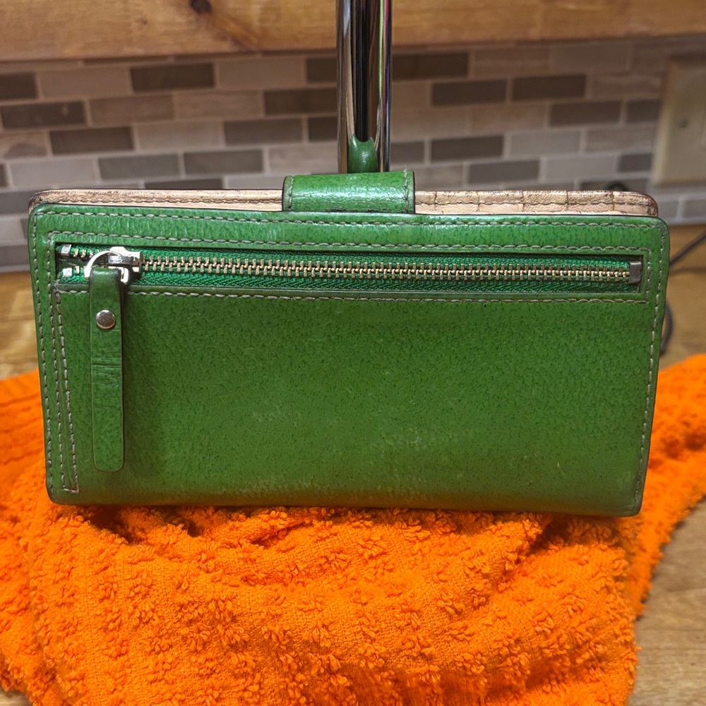 “” SOLD” 



Kate Spade Vibrant Green Wallet - Picture 3 of 13